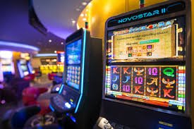 Pemandangan dealer Kasino Langsung yang profesional dan interaktif di platform jago177